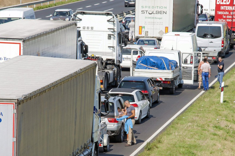 Reggel óta több tíz kilométeres a kocsisor Hegyeshalomnál