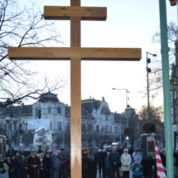 Az apostoli kettős kereszt utat mutat