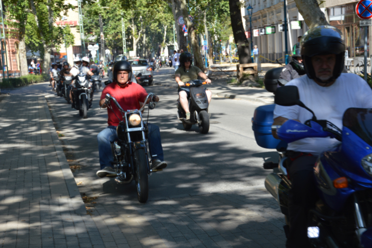 Végigdübörögtek az Oldalkocsis Motoros Találkozó résztvevői a Kossuth utcán