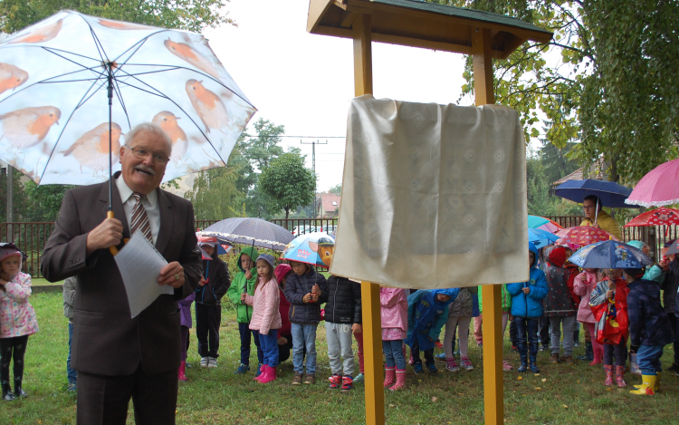 Madárismertető tábla segít a tanulásban