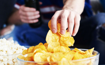 Mi egészségesebb: egy zacskó chips vagy egy káposztasaláta?