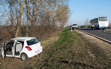 Busszal ütközött a Suzuki