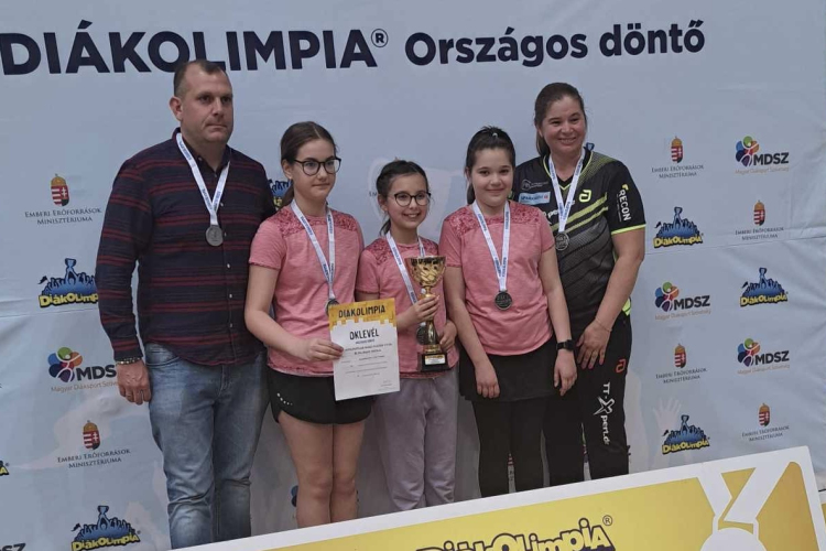 Ezüstérmet nyertek a platános asztaliteniszező lányok