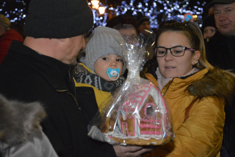 Fellobbant a lángja az adventi koszorú negyedik gyertyájának is