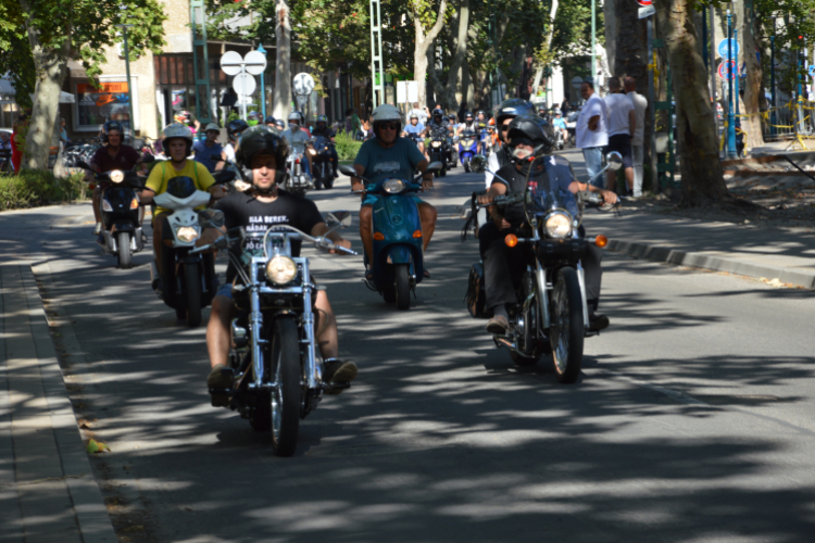 Végigdübörögtek az Oldalkocsis Motoros Találkozó résztvevői a Kossuth utcán