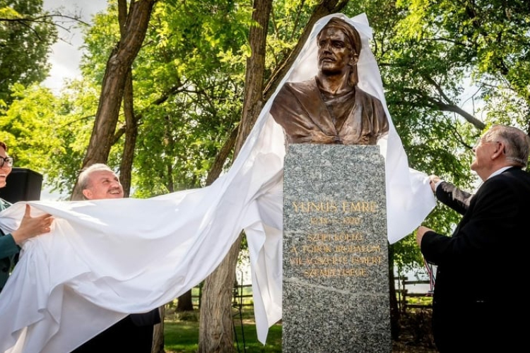 Lakitelek - Felavatták Yunus Emre török költő szobrát