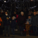 Lobog a hitet jelképező láng városunk adventi koszorúján