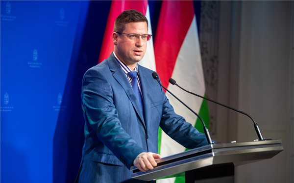 Gulyás Gergely: a szankciók miatt kell kivezetni a benzinárstopot