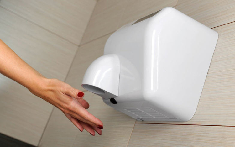 Bacigazdák a mosdókagylóban