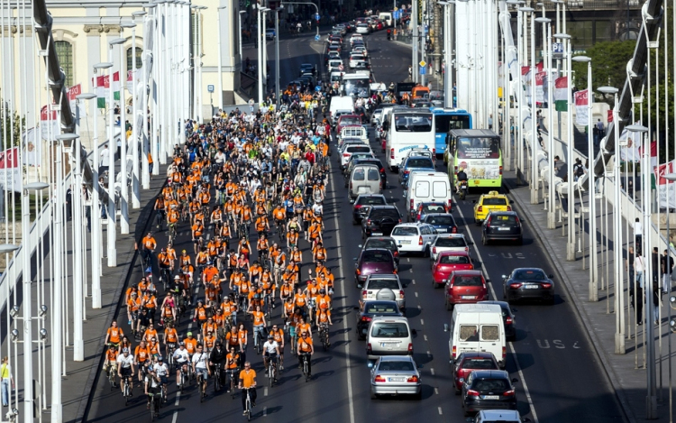 Több tízezer bringás gurult Budapesten