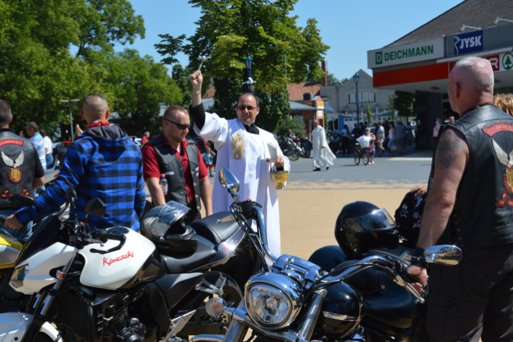 Áldásért jöttek Félegyházára a keresztény zarándok motorosok