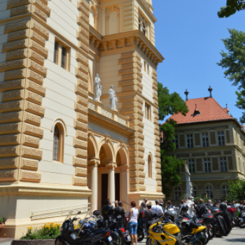 Áldásért jöttek Félegyházára a zarándok motorosok