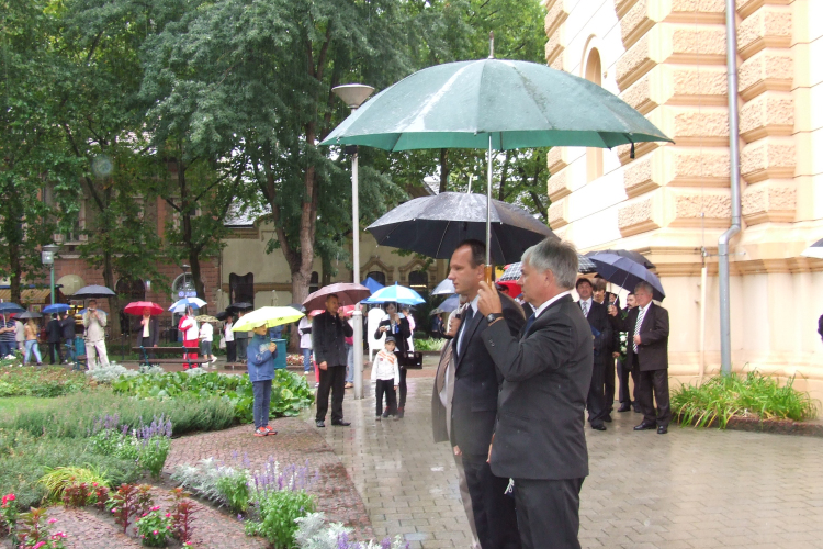 Főhajtás Szent István szobra előtt