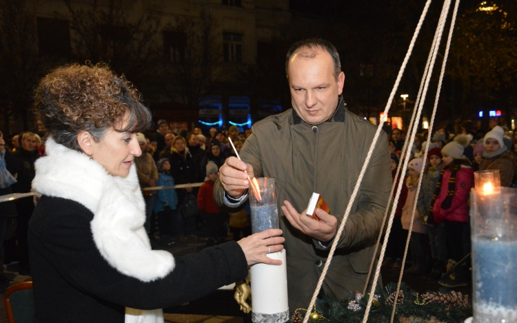 A második is fényre lobban, jelzi: angyal szállt a földre