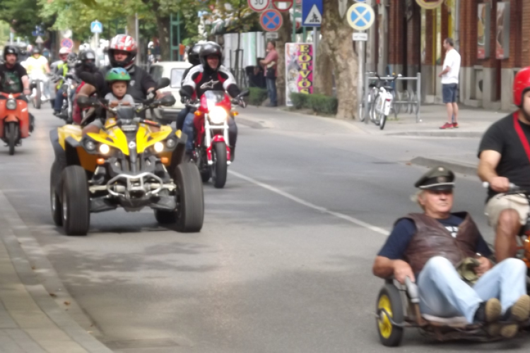 Szebbnél szebb oldalkocsis motorok a Kossuth utcán