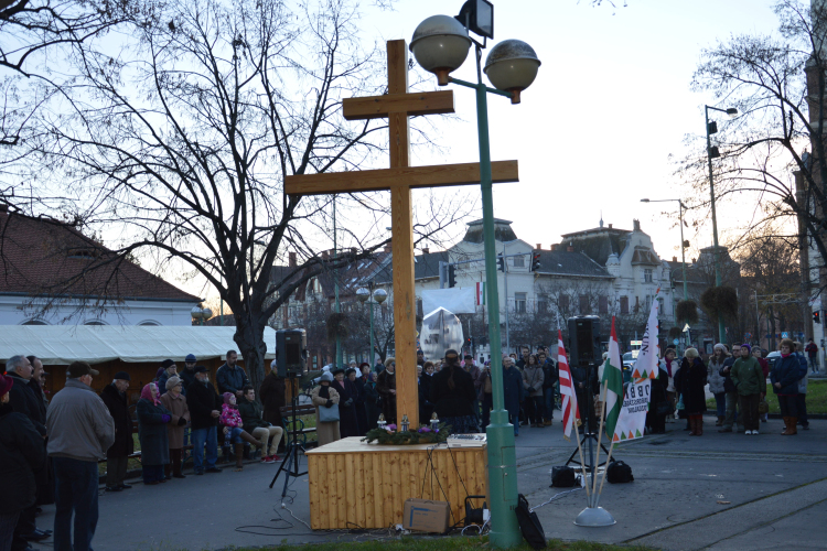 Az apostoli kettős kereszt utat mutat