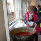 Meleg ebédet osztott a képviselő a körzetében lakóknak