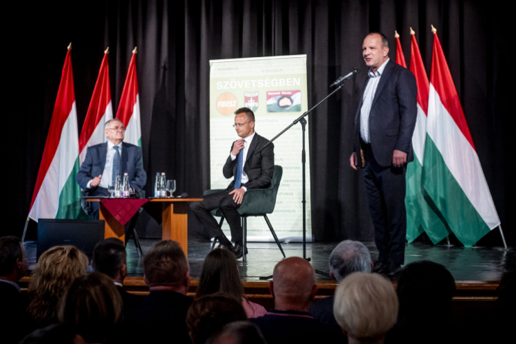 Szijjártó Péter és Lezsák Sándor közös pódiumbeszélgetést tartott Kiskunfélegyházán