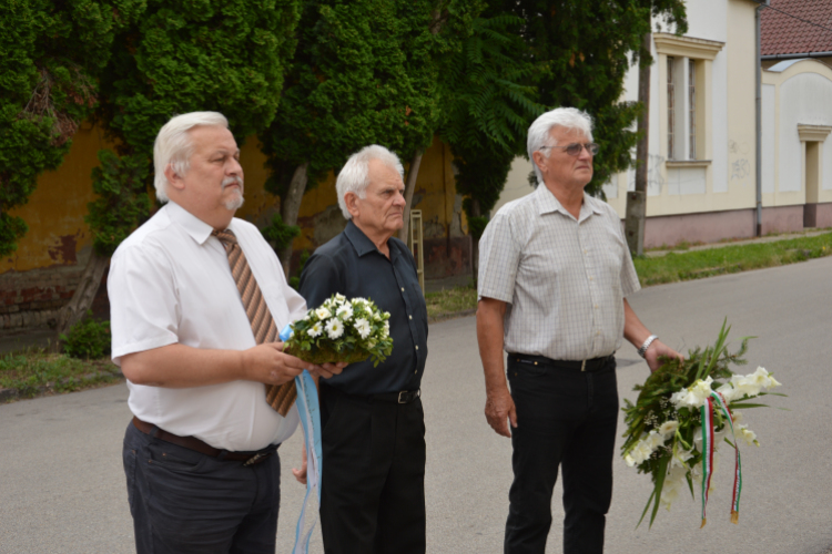 Főhajtás a mártírok emléke előtt