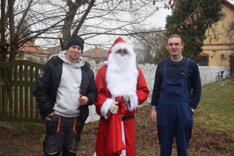 Lovaskocsival járta be Petőfiszállást a Mikulás