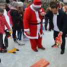 Mikulás a város karácsonyfája alatt