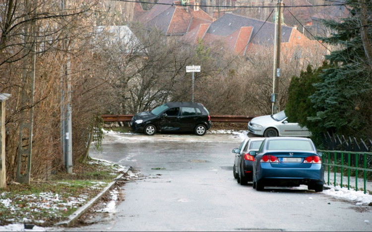 Nincs a KRESZ-ben, de fogadd meg: ne parkolj lejtő alján!