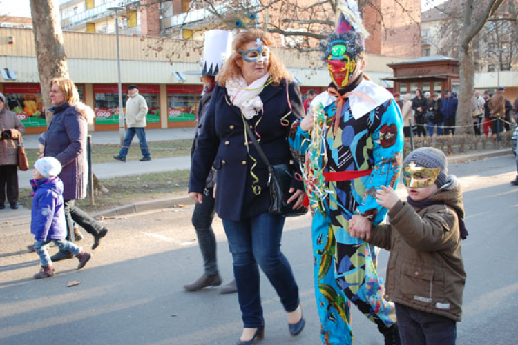 Farsangi felvonulás a Kossuth utcán