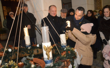 Fellobbant a lángja a második gyertyának is városunk adventi koszorúján