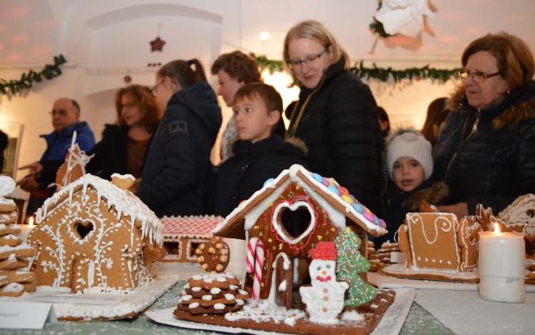 Megnyílt a szívet-lelket melengető mézeskalács művek kiállítása