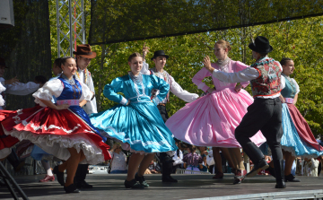 Több mint száz néptáncos szórakoztatta a közönséget