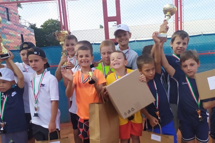 Joggingos sikerek a hétvégén – Országos bajnok teniszcsapat és éremeső aquatlonban