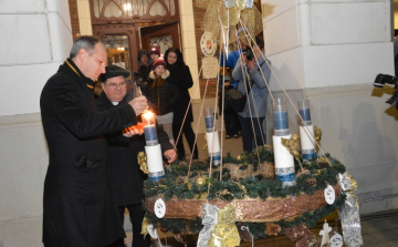 Fellobbant az első láng városunk adventi koszorúján