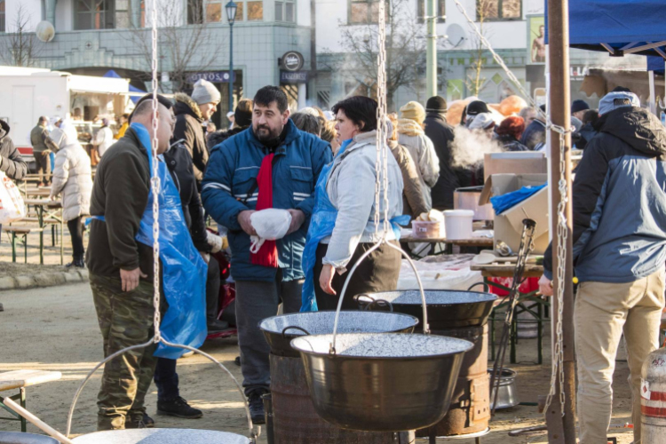 Sorban álltak a disznótoros ételekért Félegyházán