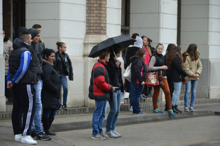 Vidám búcsú a sulitól: bolond ballagók a Kossuth utcán