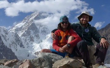 Az alaptábor felé tart a magyar Everest expedíció