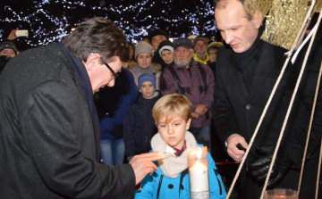 Fellobbant a második gyertya lángja is városunk adventi koszorúján