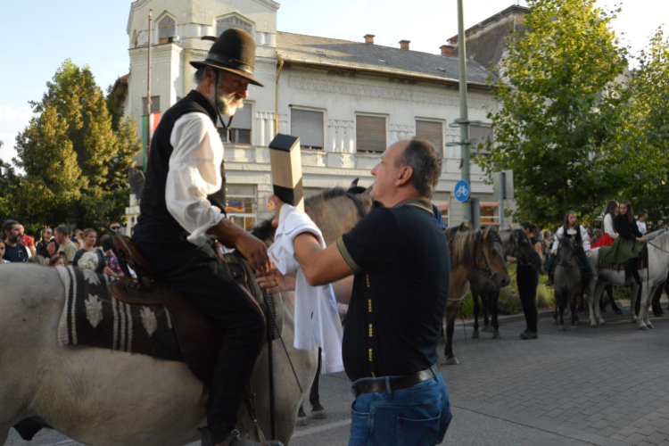 Felvonulással vette kezdetét a belvárosi lovas ünnep