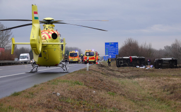 Trélert vontató román kisbusz borult az árokba Kecskemét közelében