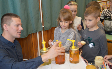 Mézes reggeli várta a Dózsa Iskola másodikos nebulóit