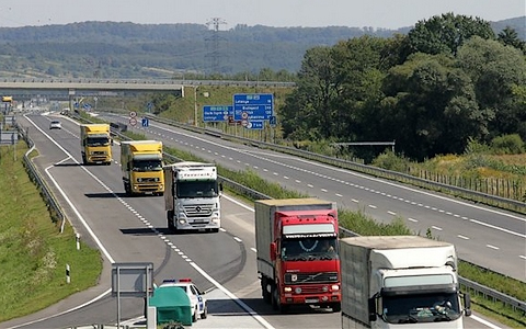 Felfüggesztették hétvégére a kamionstopot