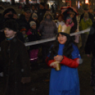 Lángra lobbant az adventi koszorú harmadik gyertyája is