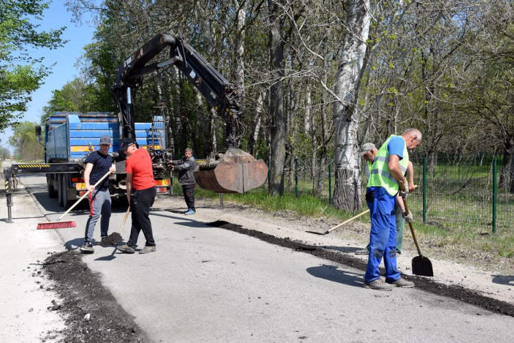 Folyamatosan zajlanak az útburkolat javítási munkák Petőfiszálláson