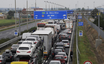 Óriási a torlódás Hegyeshalomnál