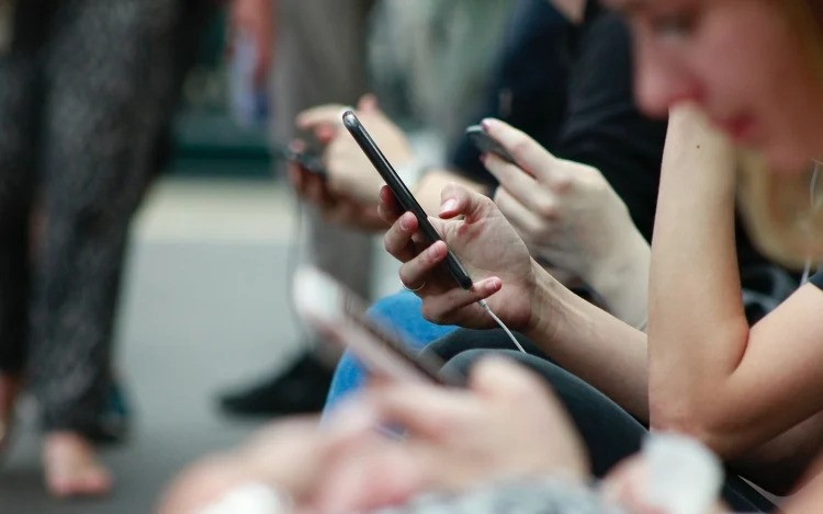 Hivatalosan is elindul idén a tudatos internethasználatra nevelő Digitális Tinik program