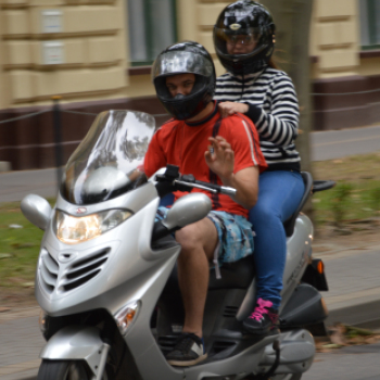 Zarándok motorosok felvonulása a Kossuth utcán