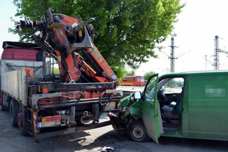 Nekiütközött az út szélén parkoló tehergépjárműnek