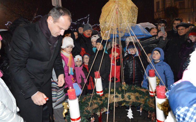 Fellobbant a lángja az első adventi gyertyának