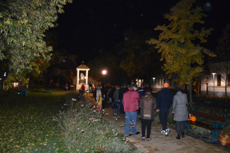 Töklámpások tették hangulatossá a Szent János teret