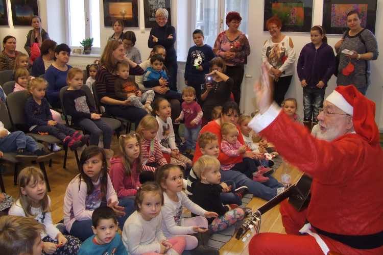 Mikulásváró délelőtt a könyvtárban