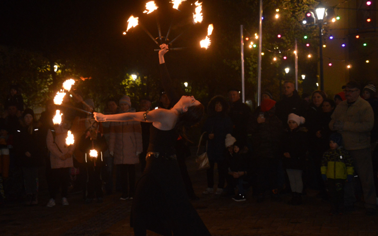 Ünnepélyes megnyitóval vette kezdetét az adventi időszak Félegyházán (videoval)